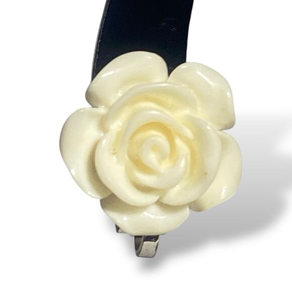 Vintage White Rose Clip On Earrings Carved Floral Angel Skin Coral Style Jewelry - Picture 10 of 10